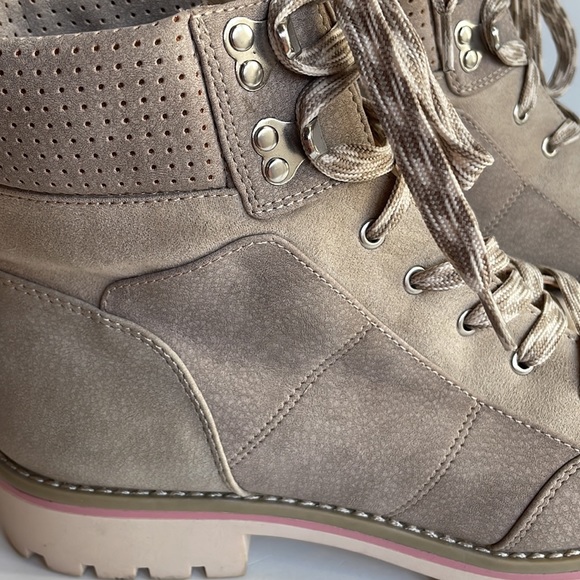 Soul society faux leather lace up cushioned foot bed ankle boots, size 8 - Picture 2 of 7